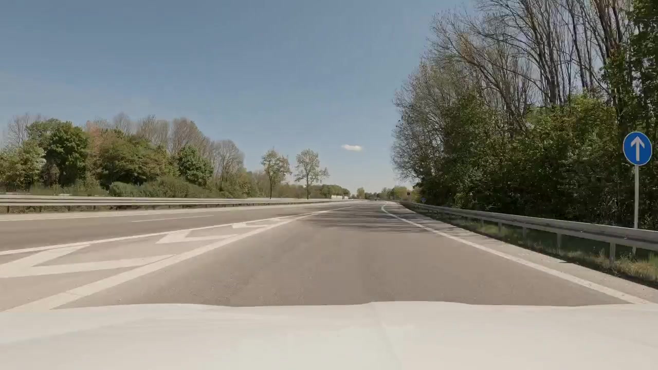 Hyperlapse di un'auto che si immette in un'Autobahn, un'autostrada tedesca. Vista attraverso il parabrezza
