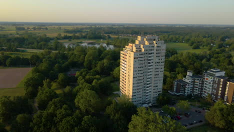 Torre-De-Vivienda-En-Bremen,-Alemania---Toma-Aérea