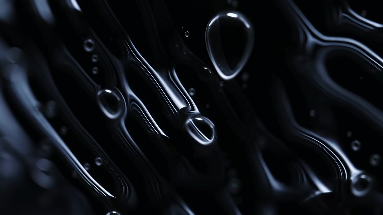 Primo piano di una superficie liquida nera con goccioline e increspature, pellicola d'olio lucida che scivola su uno sfondo scuro.