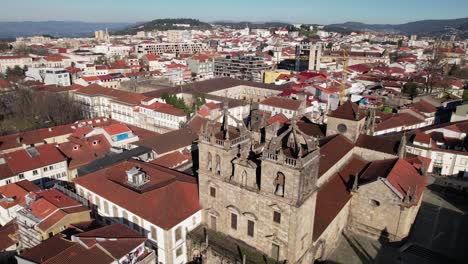 vuela sobre el centro de la ciudad de braga, portugal 09
