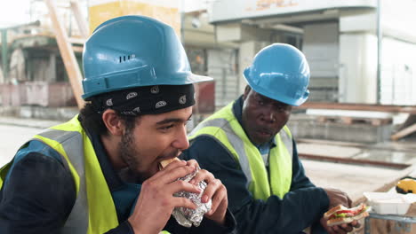 trabajadores en el descanso de almuerzo