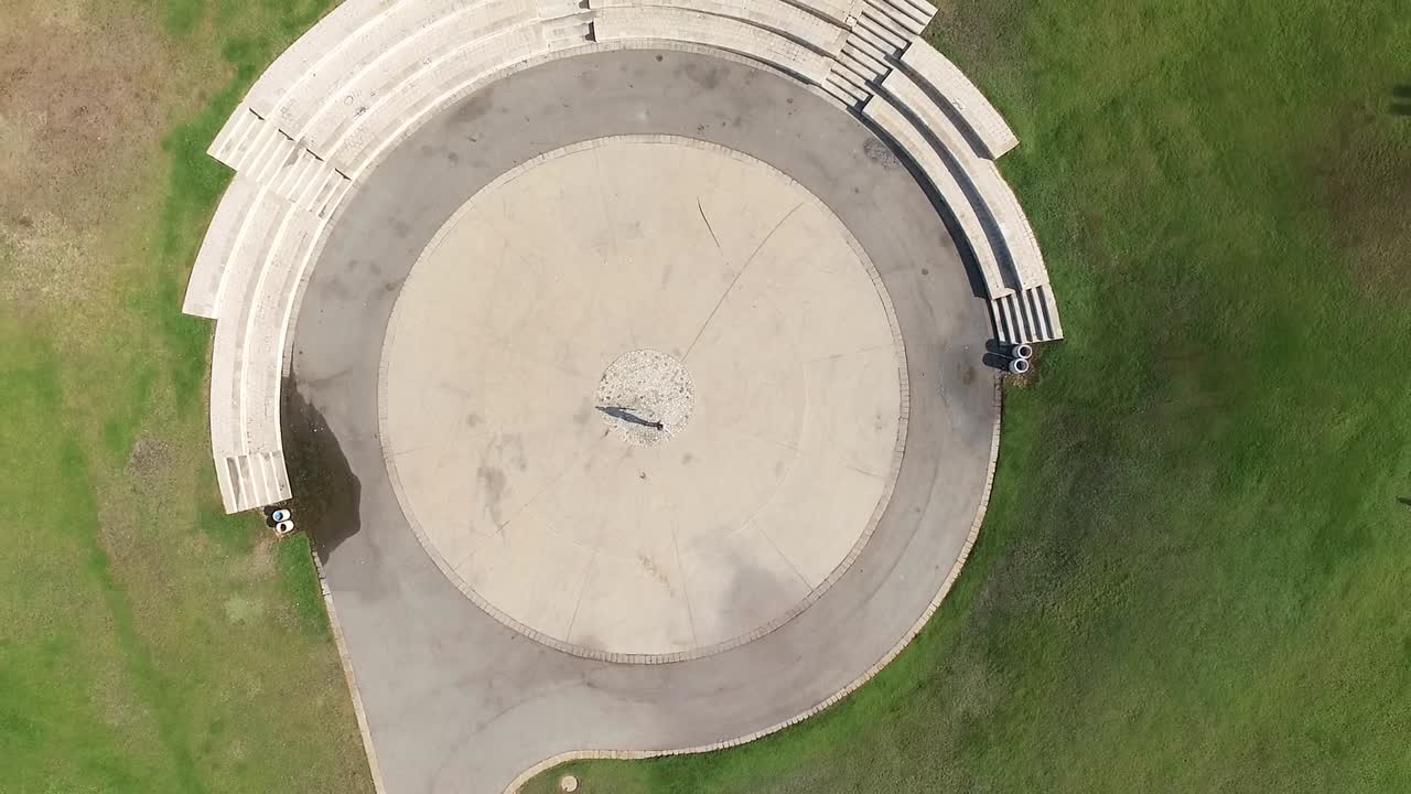drone volando por encima del círculo