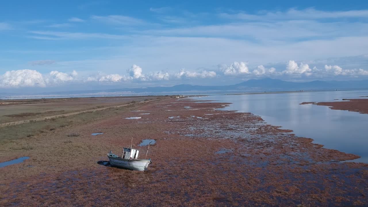imágenes aéreas de drones del río axios y un camino de tierra en tesalónica, grecia de un delta del río que conduce al mar mediterráneo y crea una huella como un pantano