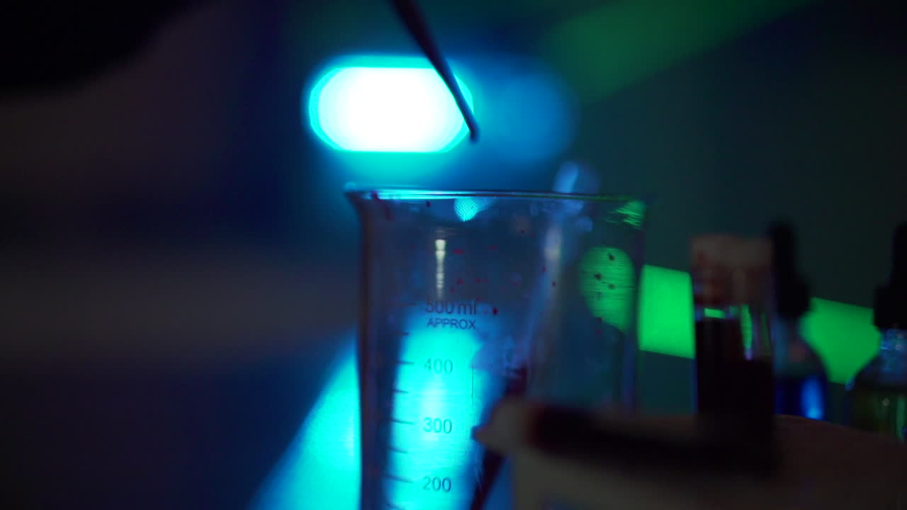 goteo de líquido en un vaso de precipitados con cuentagotas en un laboratorio espeluznante