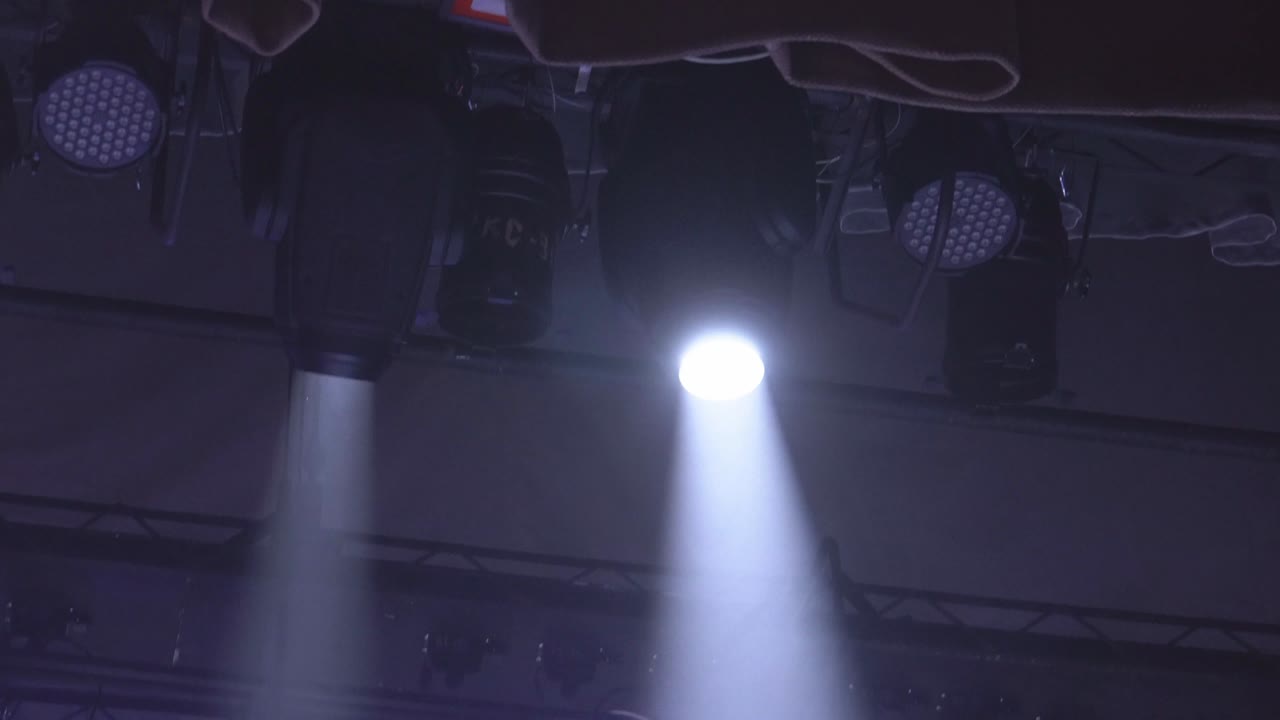 los reflectores en el escenario. luz del escenario