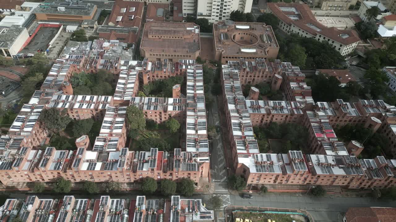 un barrio residencial con bloques de apartamentos de gran altura