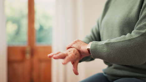 persona de edad avanzada, manos y dolor de muñeca