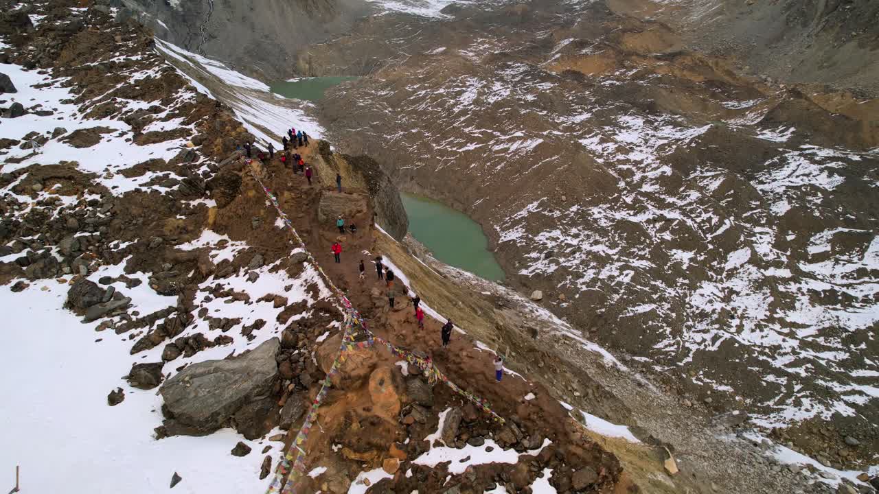 los turistas se maravillan desde el borde de las impresionantes vistas de la montaña annapurna, desde el aire