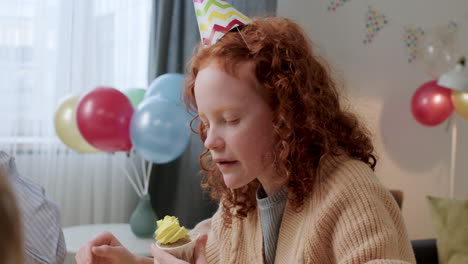 생일 파티를 즐기는 생일 소녀