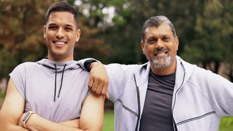 fitness, entrenador personal y al aire libre con maduros