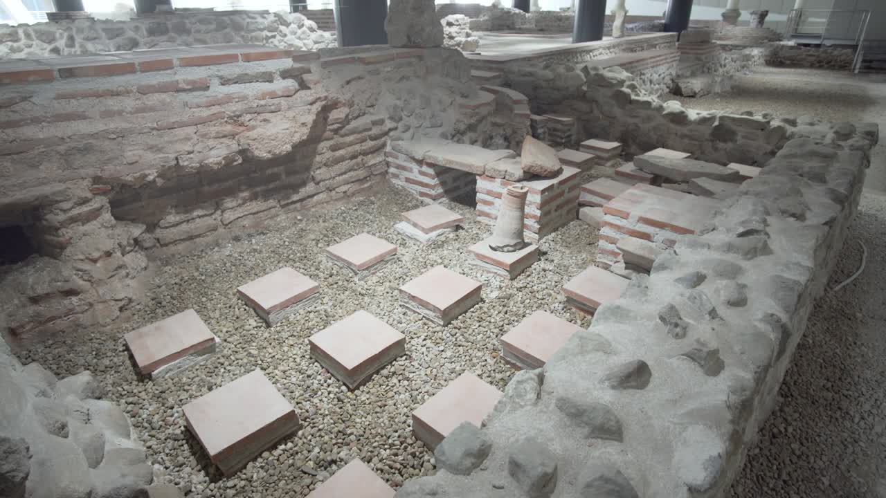 vista panorámica del sitio arqueológico romano cerca de la salida de la estación de metro de serdica en sofía