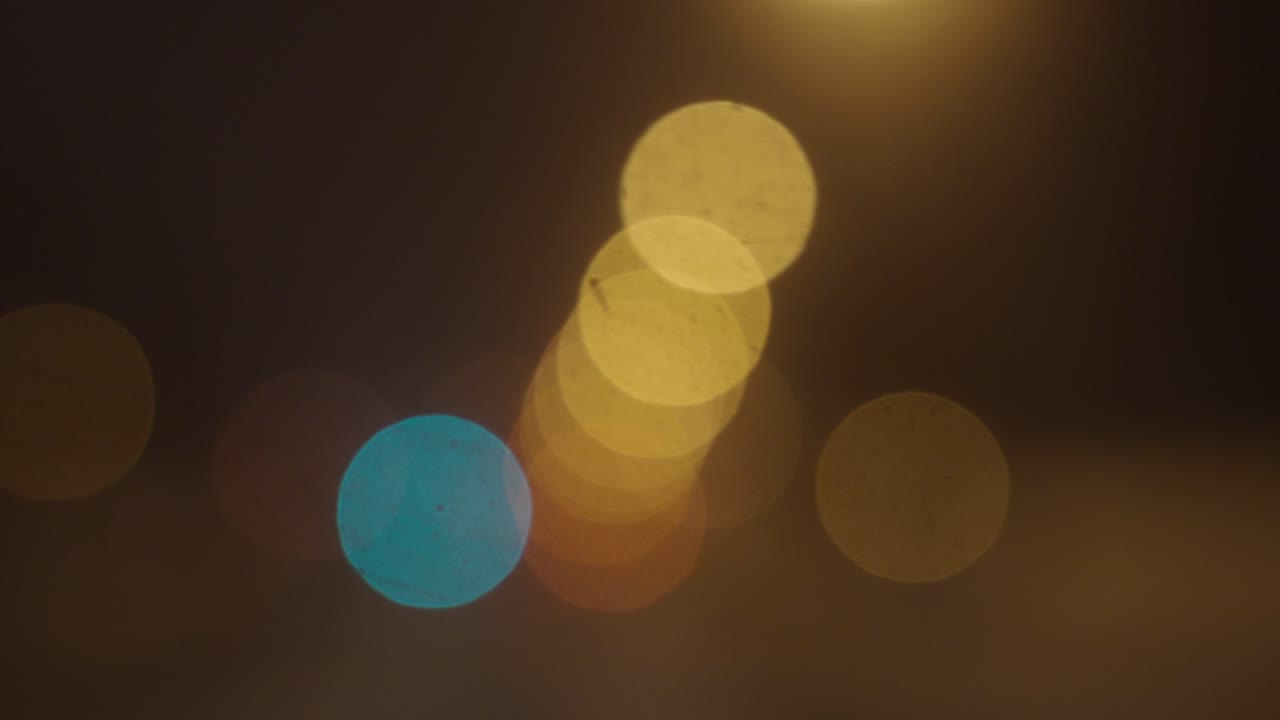 luces de calles amarillas borrosas y coche que pasa, vista de movimiento