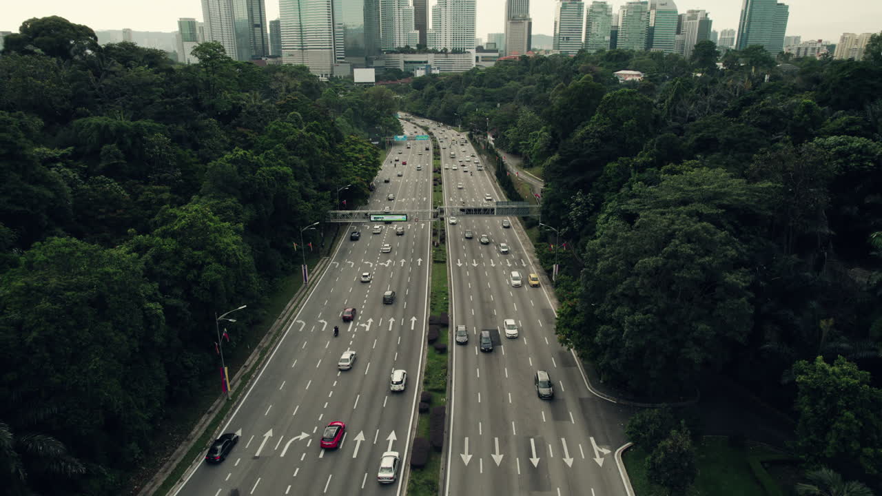 tomada de avión no tripulado del tráfico de la carretera en la ciudad urbana de kuala lumpur