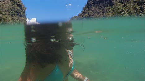 debajo: mujer latina en bikini en el río de la selva en semuc champey gtm