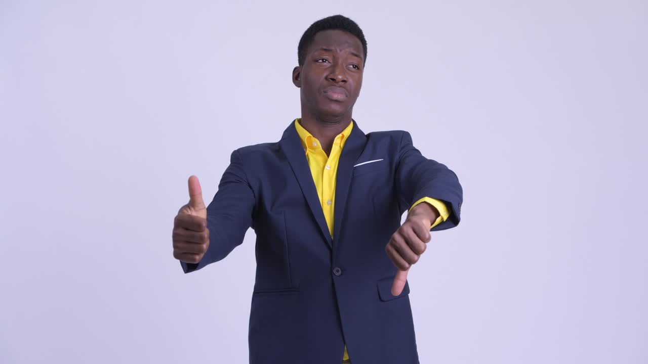 joven y guapo hombre de negocios africano en traje