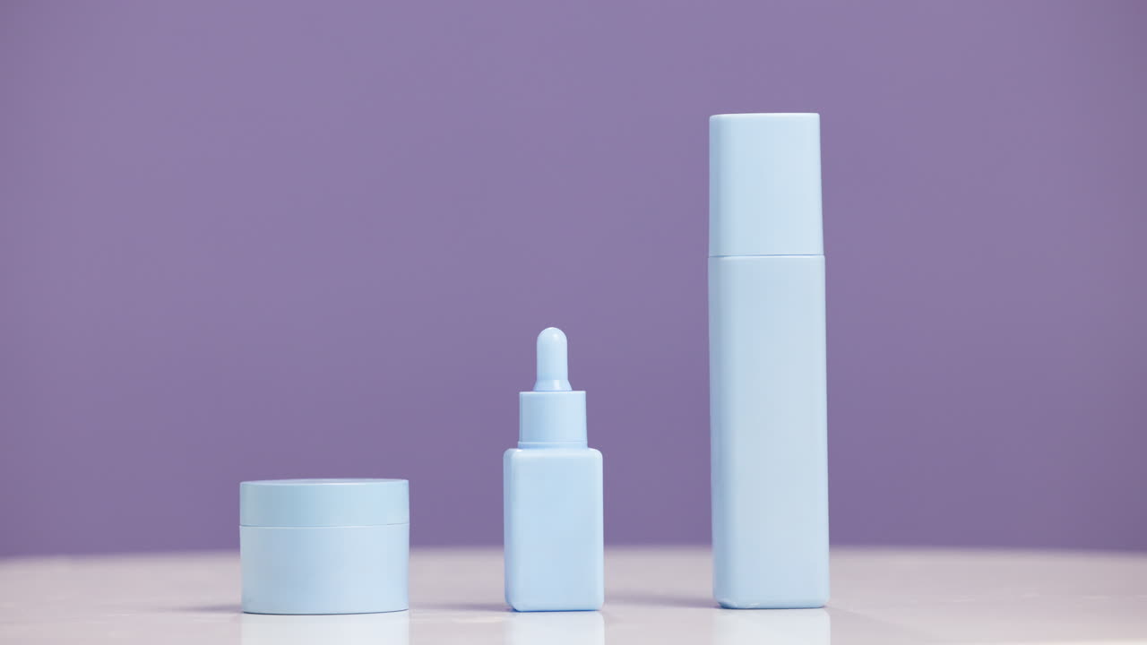 Mostra di prodotti per la cura della pelle minimalisti