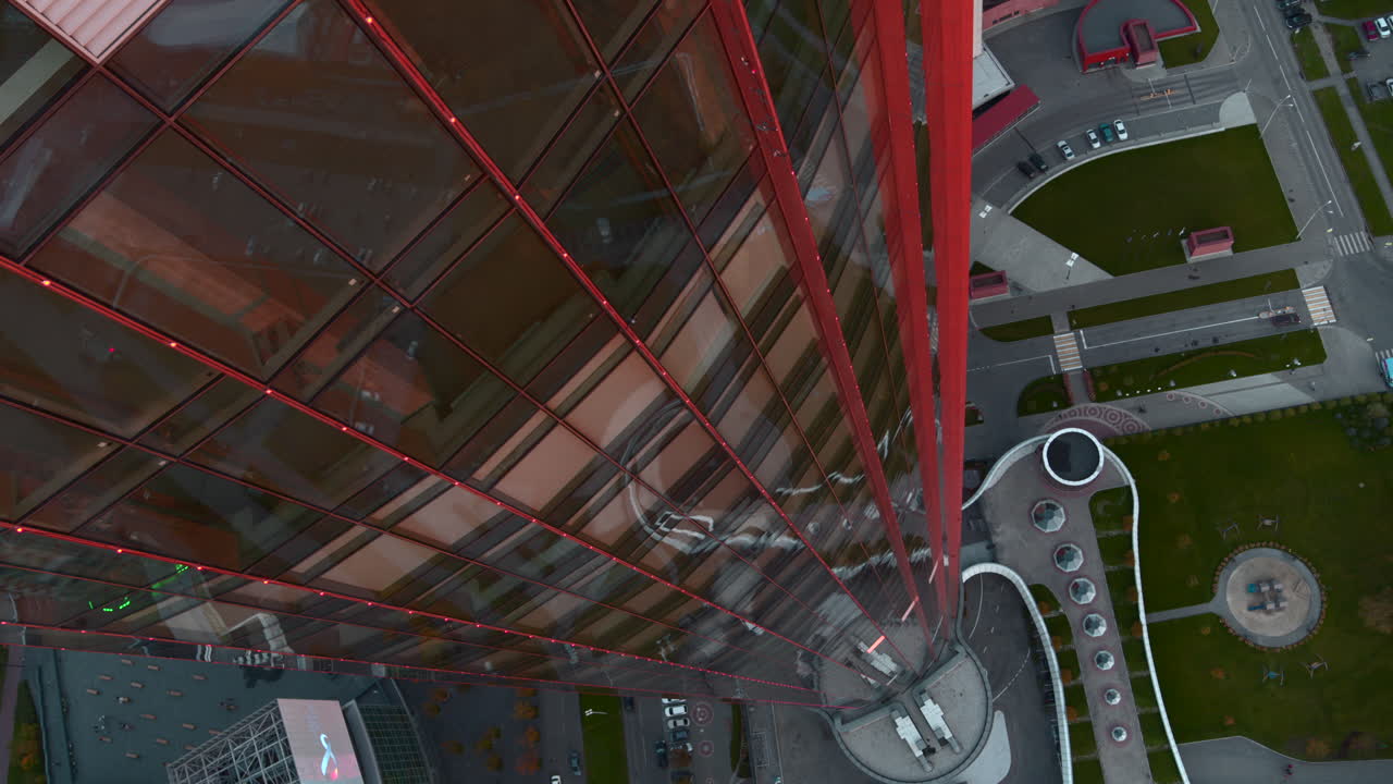 vista de ángulo alto de un rascacielos moderno