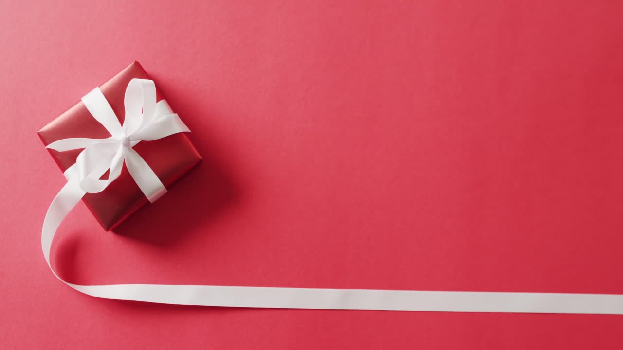video de regalo de navidad rojo con cinta blanca y espacio de copia en fondo rojo