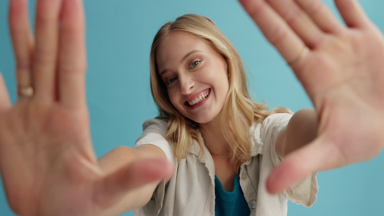 셀피를 찍는 행복한 여자