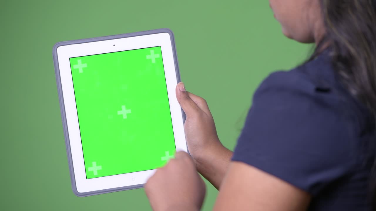 초록색 배경에 젊은 과체중 아름다운 인도 사업가