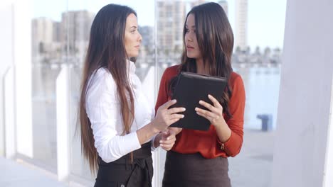 Zwei-Frauen-Lachen-über-Einen-Tablet-Computer