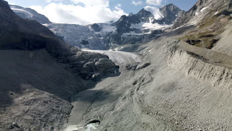 Toma-Aérea-Hacia-El-Enorme-Glaciar-En-Zinal,-Suiza,-Acercándose-Mucho