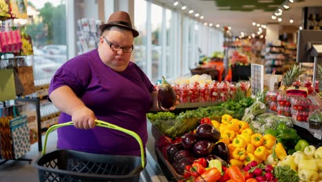 an overweight man in a purple t-shirt with glasses and a brown hat walks along the vegetable counter in a large supermarket and chooses tomatoes and zucchini. a review of a trip to the store from a bright man and from a bright overweight man