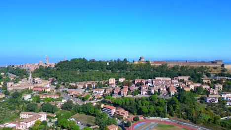 Erstaunlicher-Luftflug-Von-Oben,-Volterra,-Toskana,-Mittelalterliche-Hügelstadt,-Stadtmauern,-Italien,-Toskana