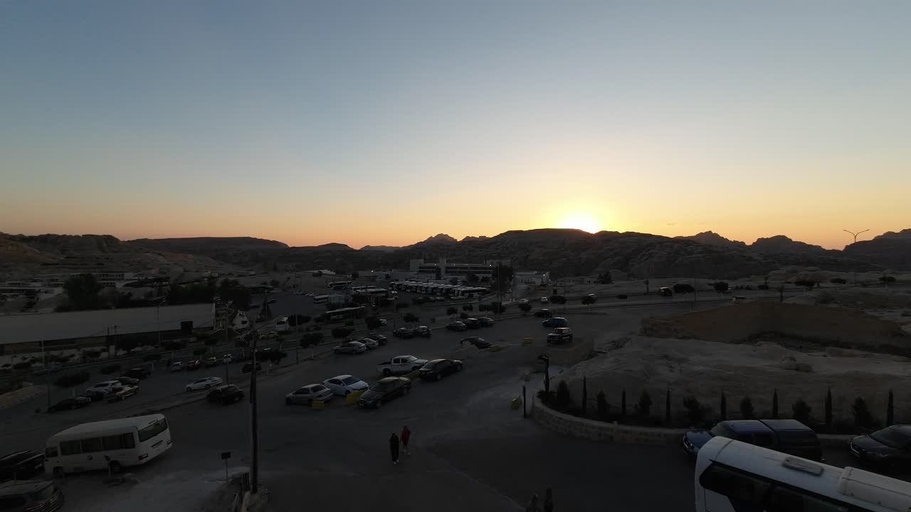 timelapse de una hermosa puesta de sol en el valle de petra en wadi musa, jordania en el medio de un paisaje rocoso y montañoso, un sitio del patrimonio de la unesco, el antiguo reino nabateo 4k establecer disparo