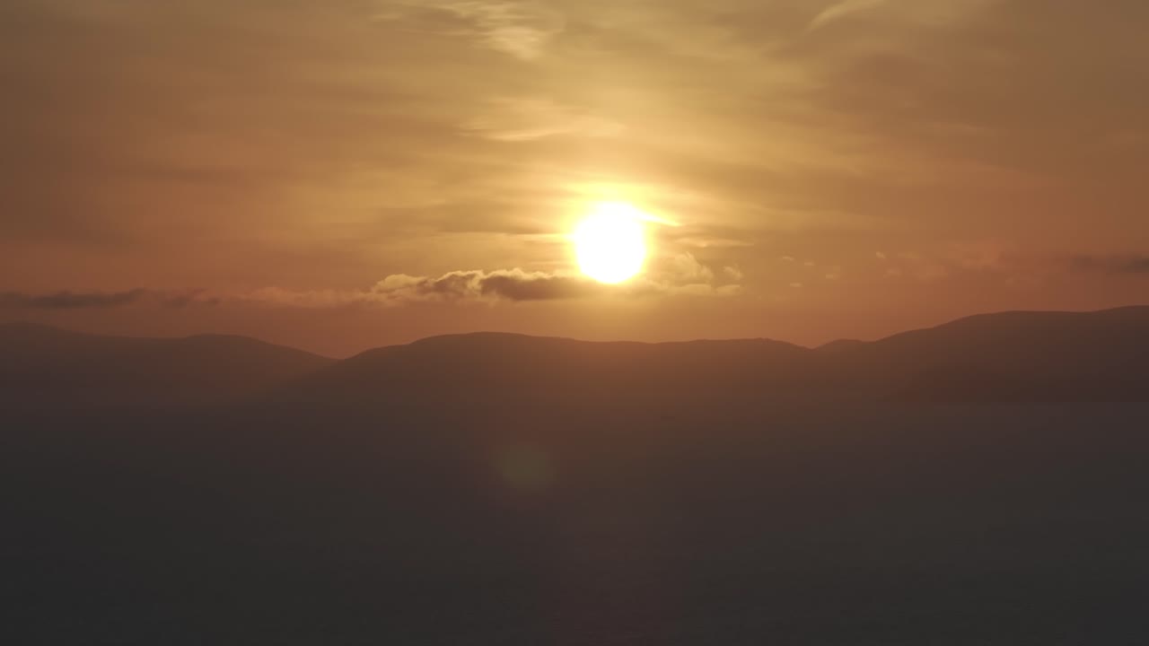 puesta de sol desde la cabeza de la oveja 4k imágenes aéreas de drones - co