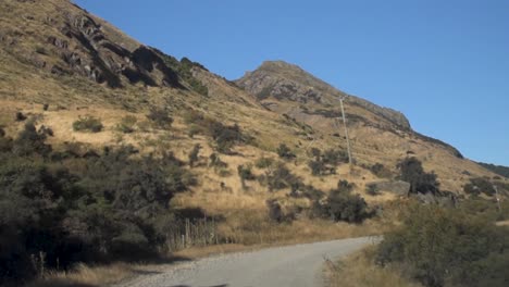 vista desde el parabrisas conduciendo por una carretera de montaña.