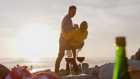 pareja bailando junto al mar