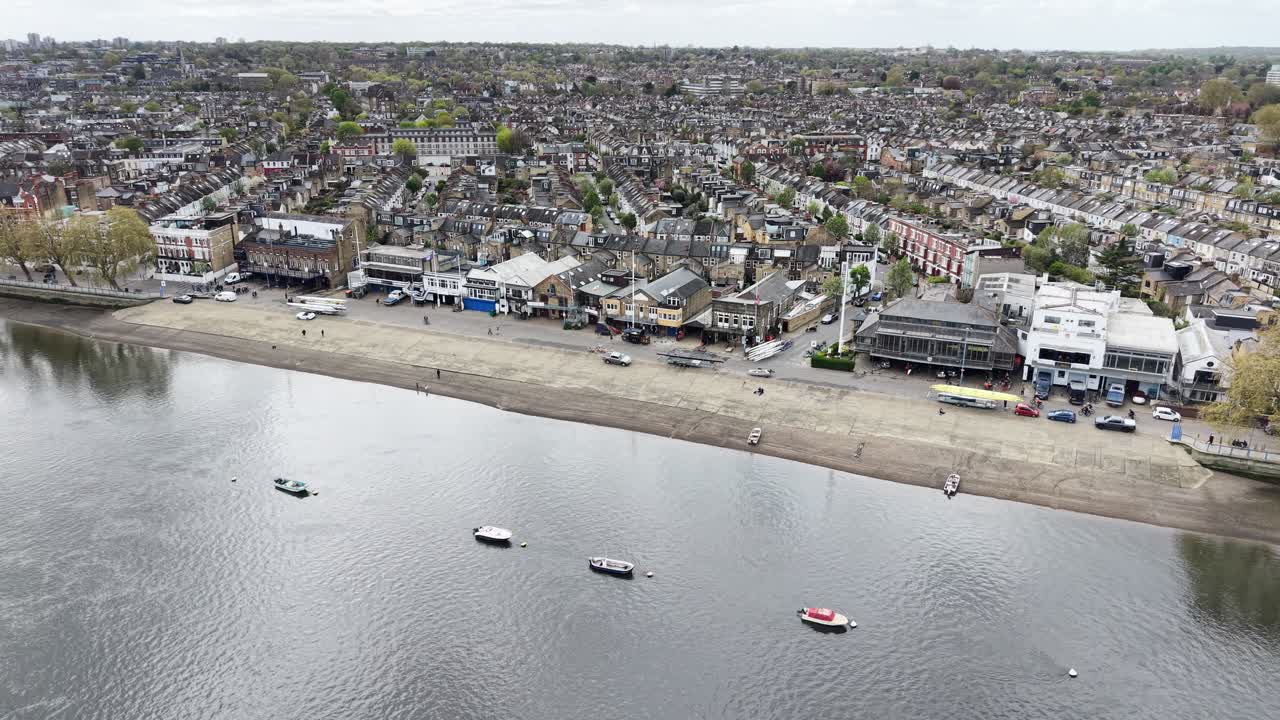 Club di canottaggio a Putney, Londra Ovest, sul fiume Tamigi, vista aerea con drone