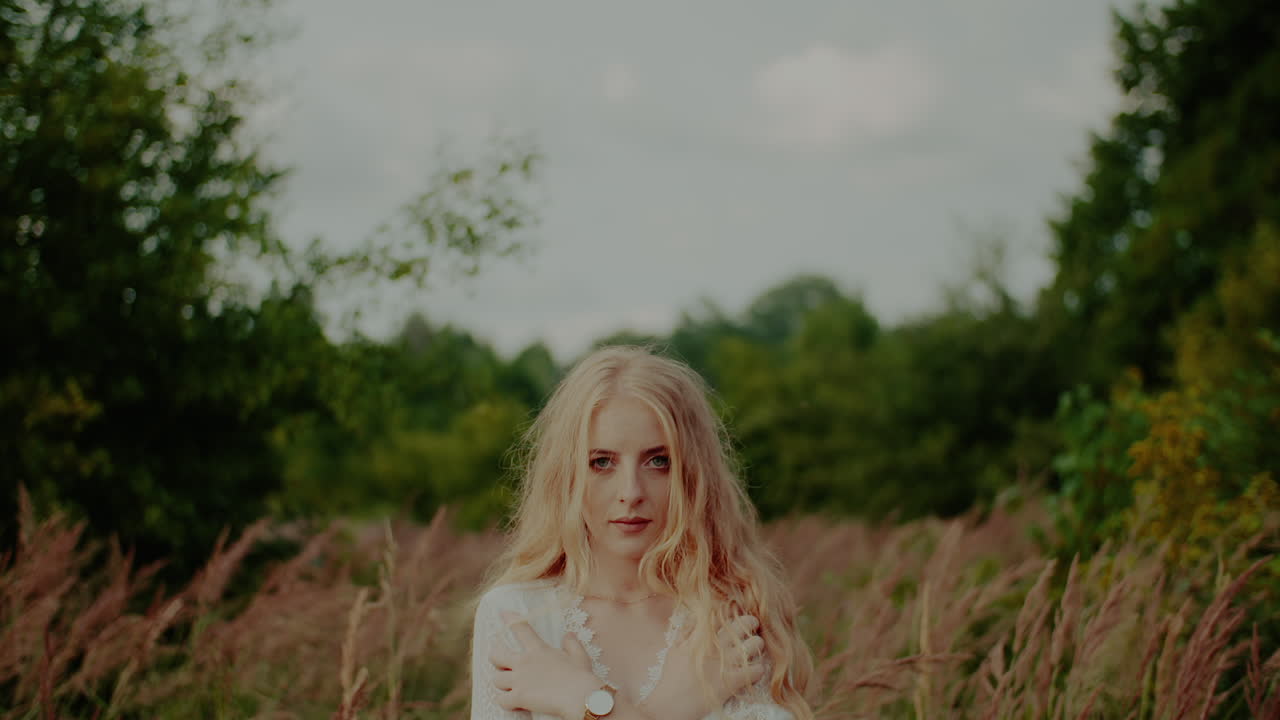 웃는 boho 히피 여자의 초상화는 3을 닫습니다