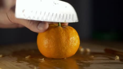 slicing oranges for orange wine