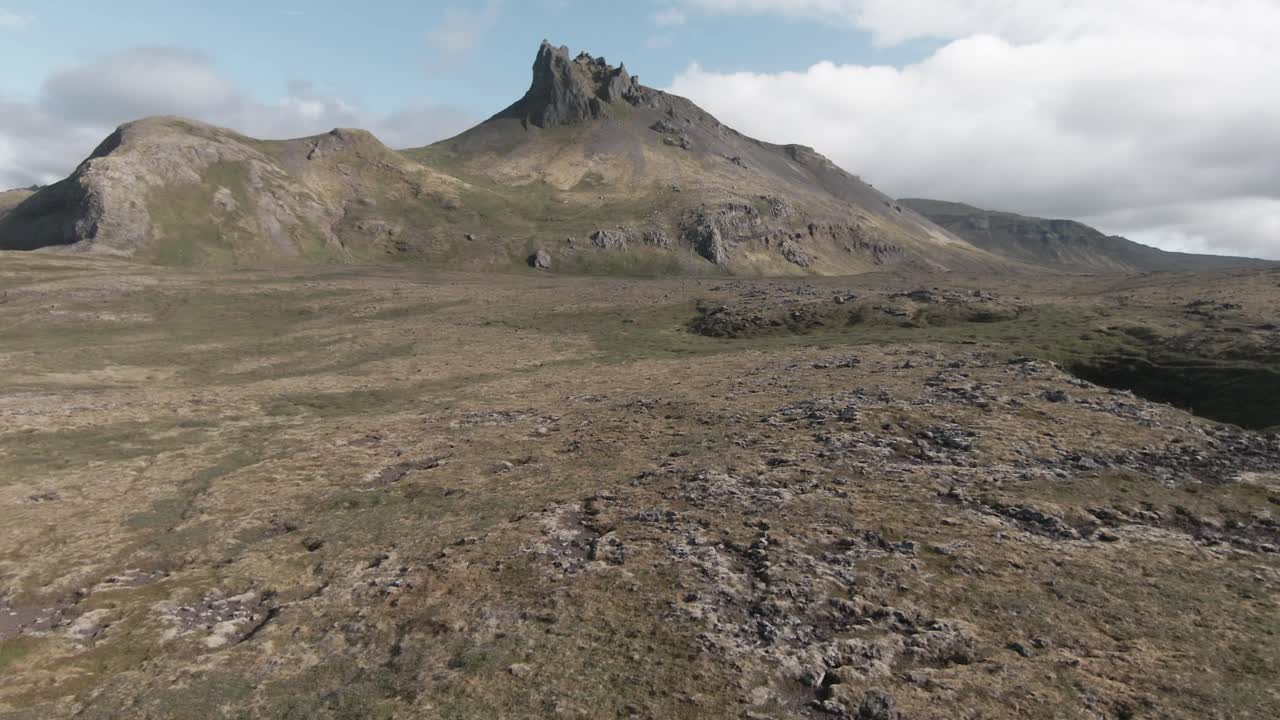 volando sobre las verdes tierras volcánicas de islandia, hacia el espectacular monte