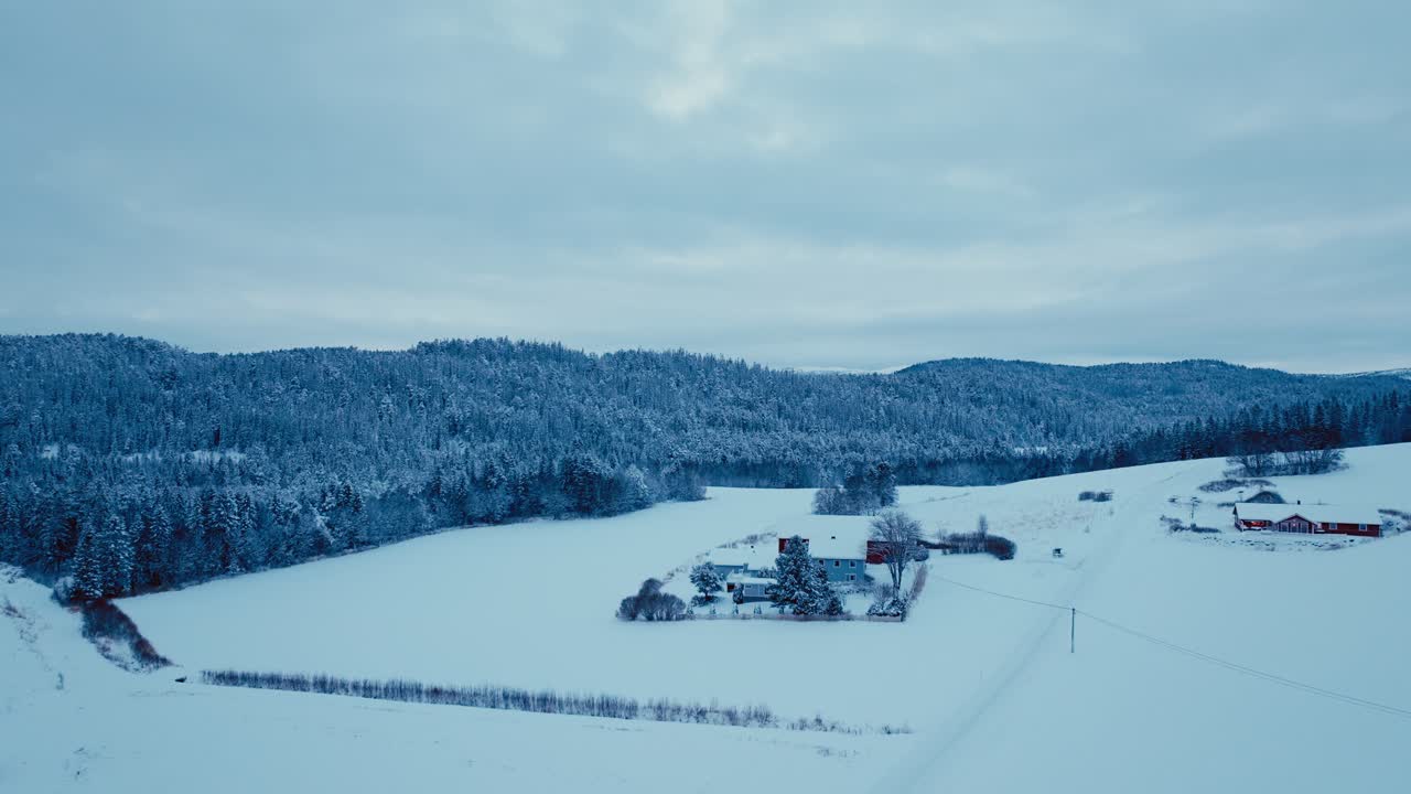 겨울의 자연 풍경에 고립된 건물, 숲으로 둘러싸인 산