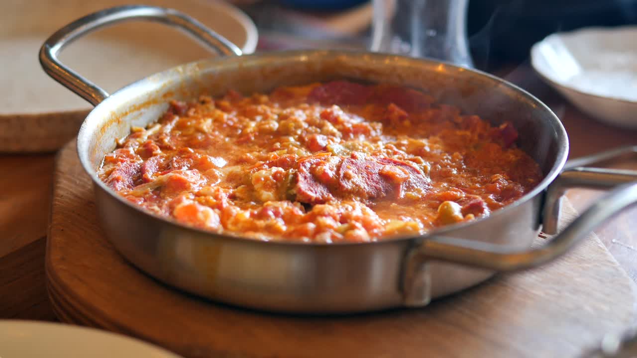 plato de hombres turcos en una sartén