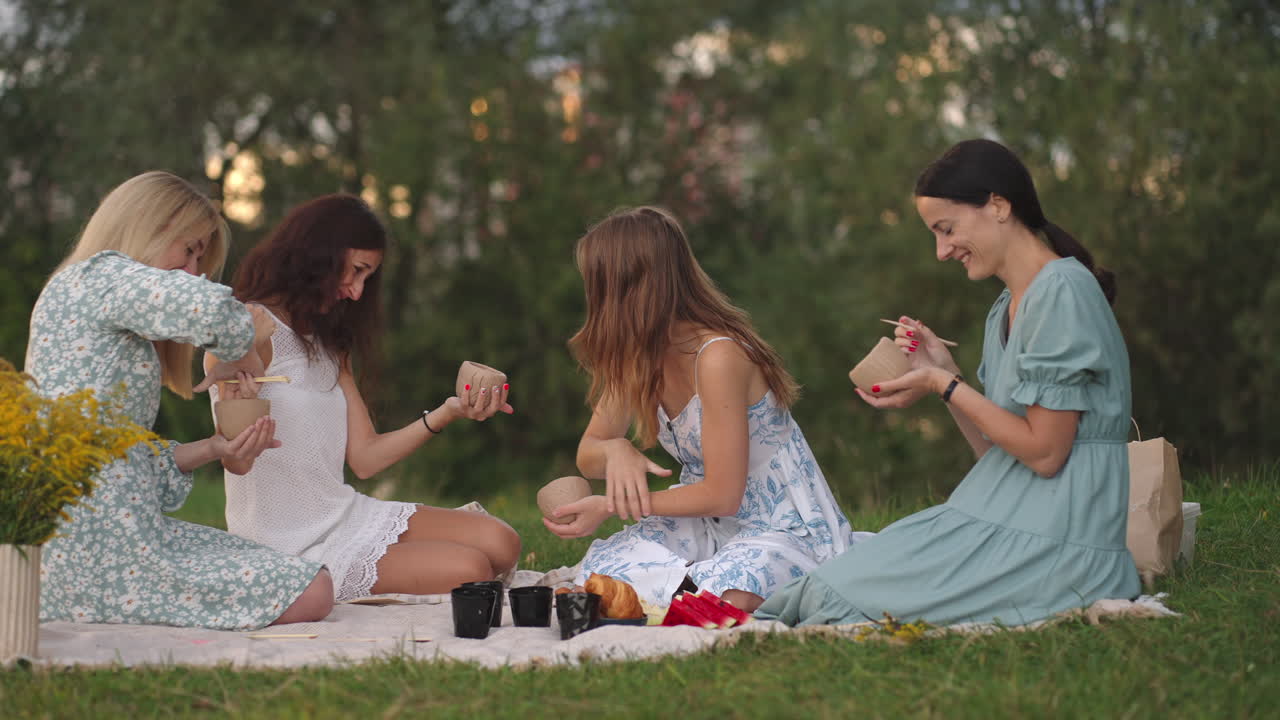 젊은 매력적인 여성들은 자연에서  ⁇ 에서 공원에서 점토로 조각하고 도구를 사용하고 제품을 장식하고 의사소통하고 인상을 공유하고 웃고 결과에 기 ⁇ 합니다. 공통적인 취미입니다.