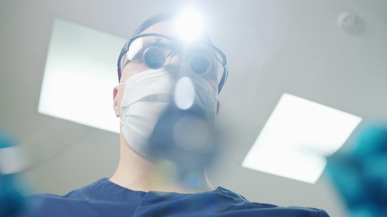 치과 의사가 환자를 검사하고 있습니다.