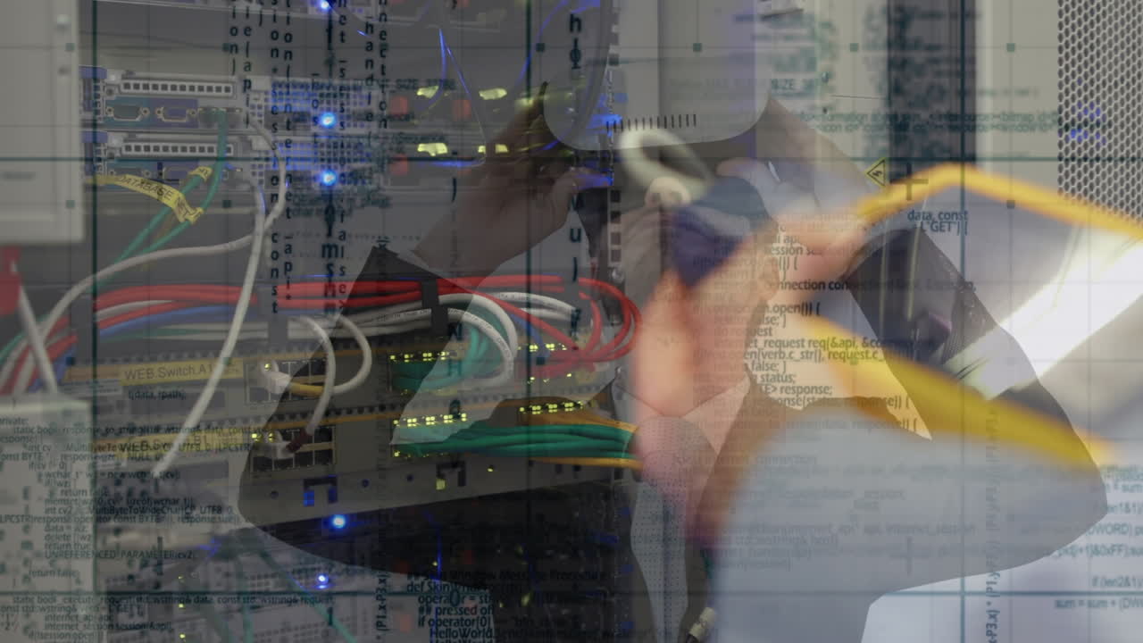 animación del procesamiento de datos sobre técnico informático masculino caucásico y servidores informáticos