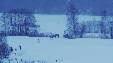 Mucha-Gente-Esquía-Corriendo-En-Ventisca-En-Noruega