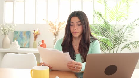 mujer que trabaja desde casa