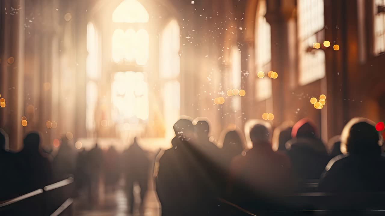 Ein friedlicher Kircheninnenraum mit Sonnenlicht, das durch Buntglas strömt, im sanften Fokus eingefangen.