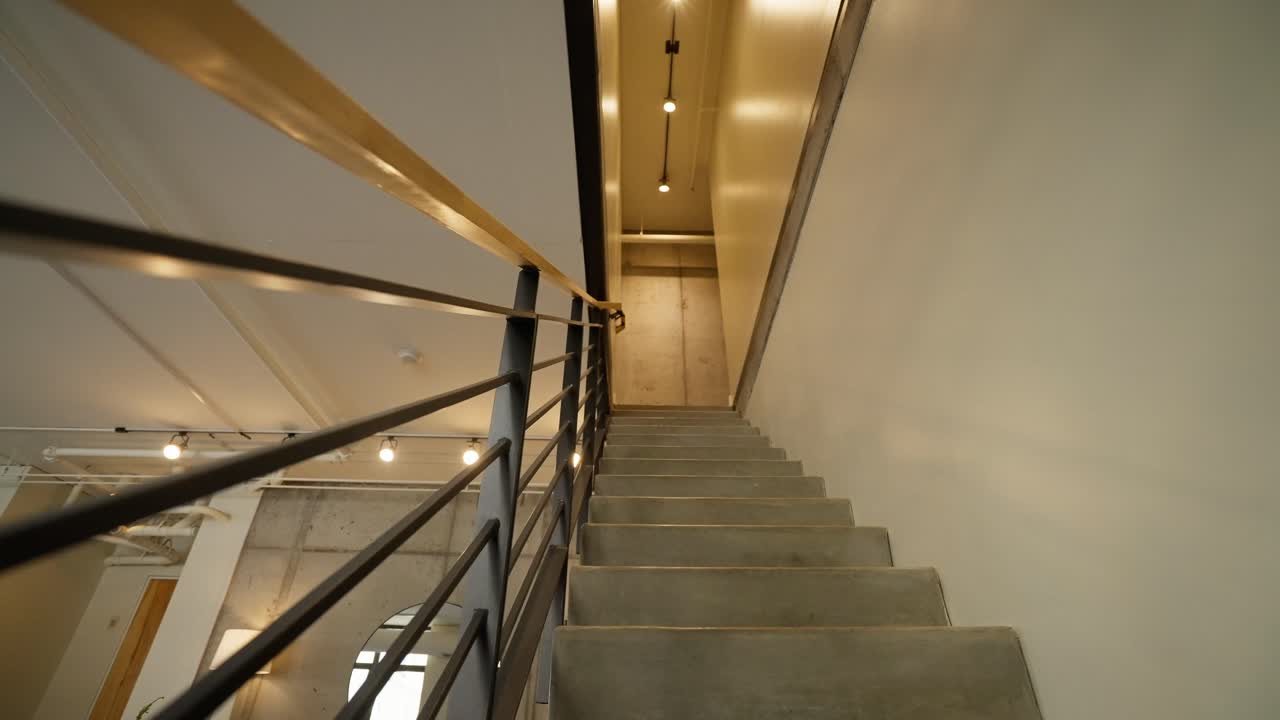 disparo panorámico mirando una escalera con escaleras de cemento en una unidad de condominio