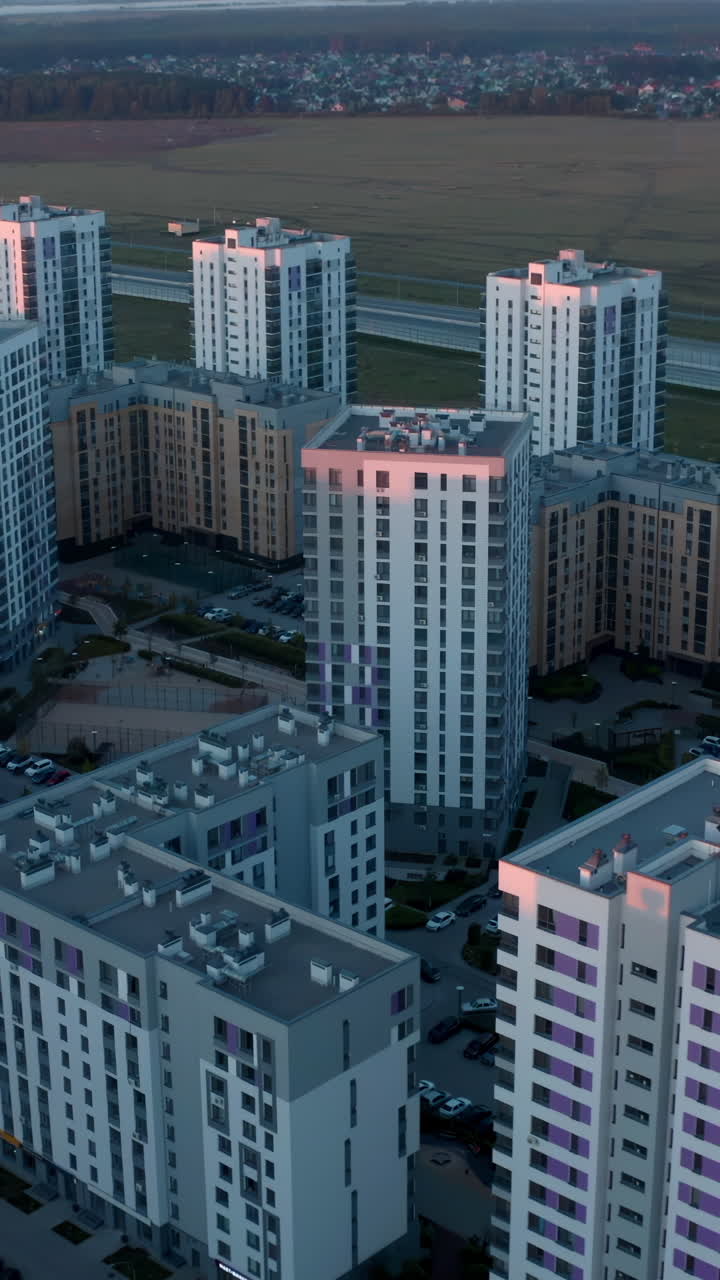 vista aérea de un complejo de apartamentos modernos al amanecer o al atardecer