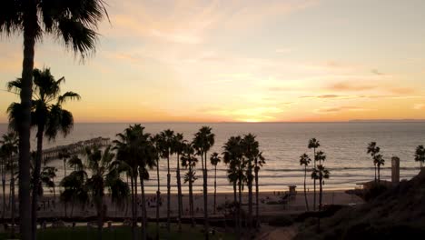 Pintoresca-Puesta-De-Sol-De-California-En-La-Playa-Tropical-De-San-Clemente,-Antena