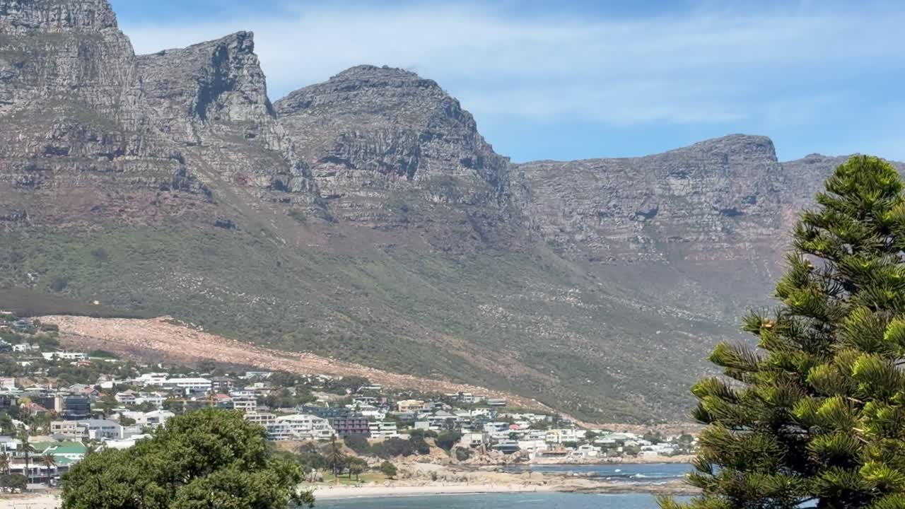 Chiara vista delle montagne dei Dodici Apostoli nell'area di Camps Bay a Città del Capo