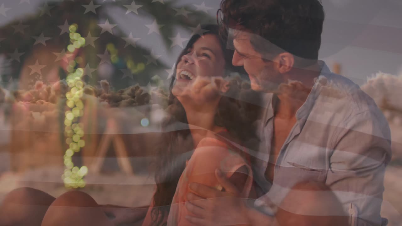 animación de la bandera de los estados unidos de américa sobre una feliz pareja caucásica en la playa