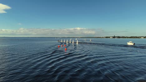 Acercamiento-Con-Drones-De-Pequeños-Veleros-Cerca-De-Ft-Myers,-Florida